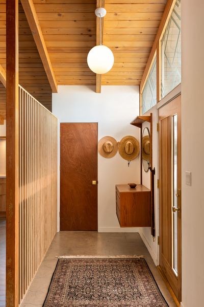According to archival records, Corbin Palms originally included 289 homes, with architects Palmer & Krisel designing the houses, landscaping, color schemes, and street layout. Today, the enclave remains one of Southern California’s best-preserved midcentury-modern neighborhoods. 
