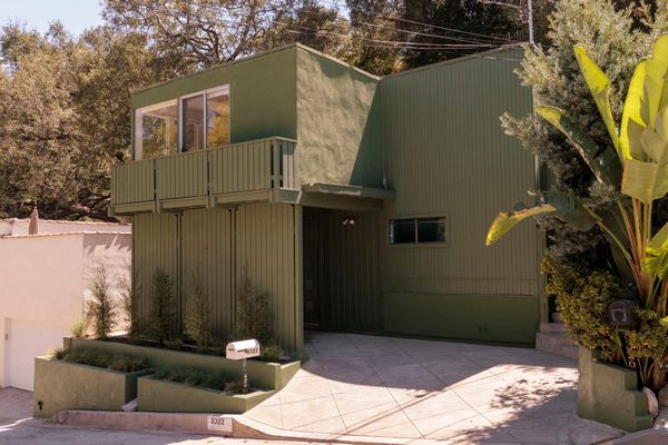 The home is an early example of Ray Kappe's work, who would go on to make significant contributions to California modernism.