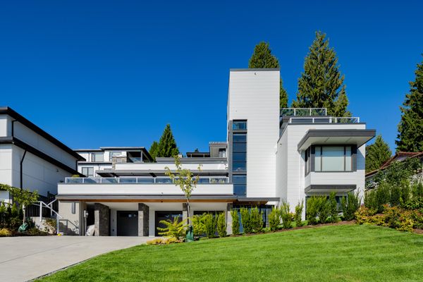 Hardie® Artisan® Siding creates a striking streamlined silhouette.