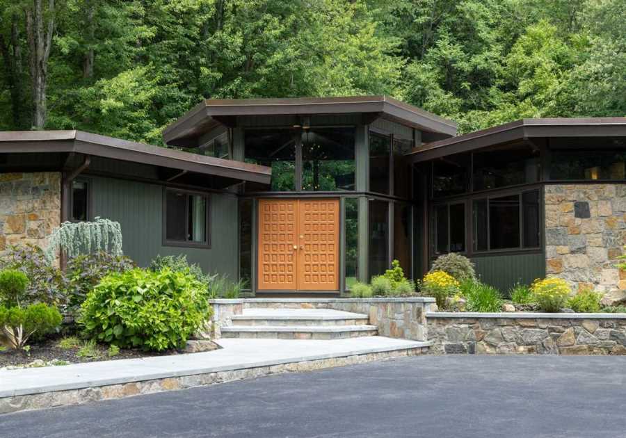 Before & After: They Bought New York’s Famous Hexagon House—and Gave It a Kaleidoscopic Revamp