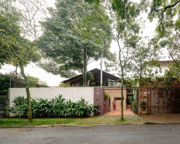 Two Straight-Forward Changes Make This Family Home in Brazil Exceptionally Airy