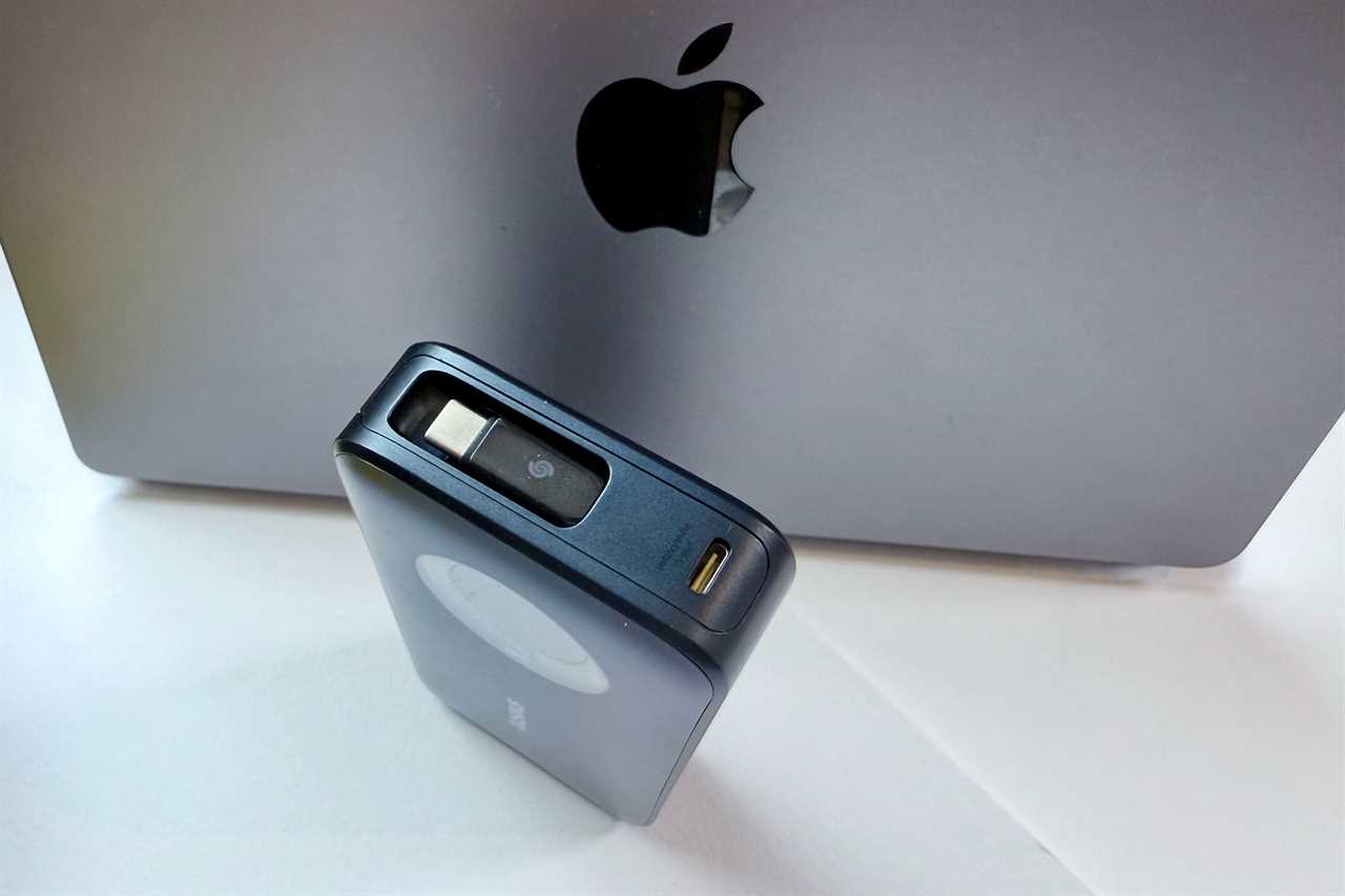 Baseus EnerCore CR11 Power Bank cable tucked