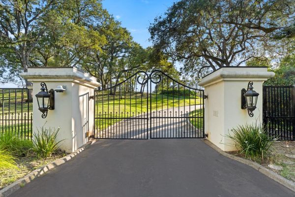 A Santa Barbara–Inspired Sanctuary Seeks $7.5M in Fair Oaks