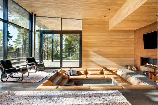 The home utilizes geothermal energy and a drinking water desalination system.