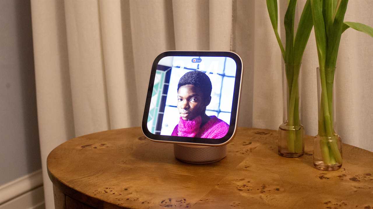 HomeView on a table showing a photo