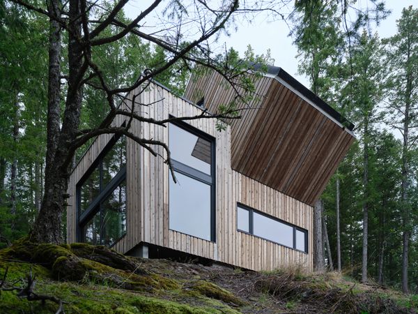 Volumes collide to create a unique architectural form, which was constructed from pre-fabricated components in just two days.