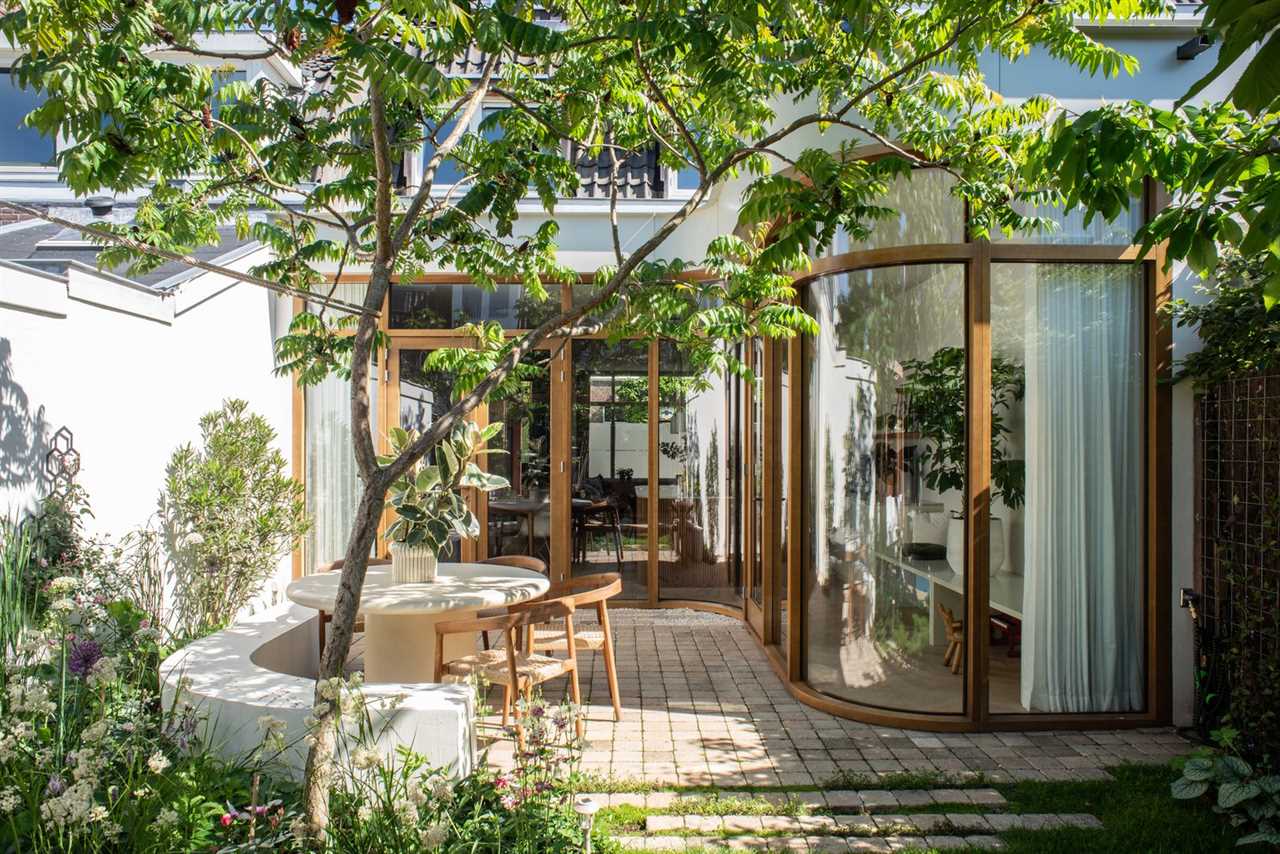 With a Wall of Curved Glass, This Boxy Utrecht Home Finally Found Its Flow