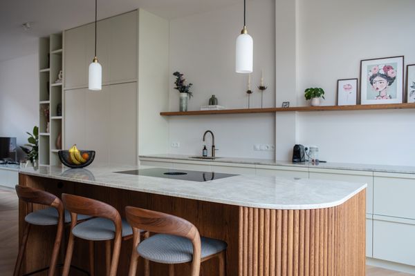 Countertop in Blizzard by <a href="http://caesarstoneus.com">Caesarstone</a>. Neva bar chairs by <a href="https://artisan.ba/products/neva-light-bar-chair">Artisan</a>.