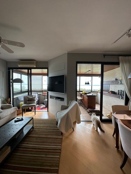 Before: Miguel Bandeira Pereira and Wal Staub Pereira bought their apartment in 2000, and its original layout included an interior porch, accessed by two sliding doors, and which occupied the best place by the windows. Over the years, the couple found themselves rarely spending time there.