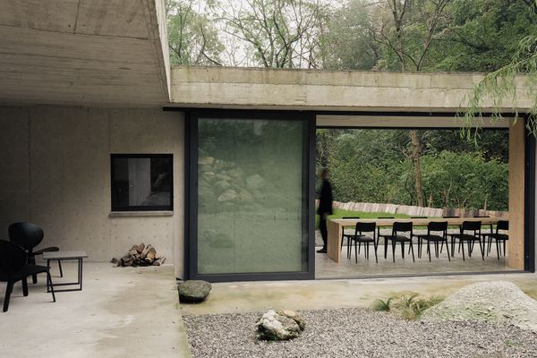 At the center of the elongated plan, <a href="https://eumiesawards.com/heritageobject/narrow-house/#description-section">the inner courtyard</a> sits between the home’s narrow interior spaces and the surrounding forest and stream.