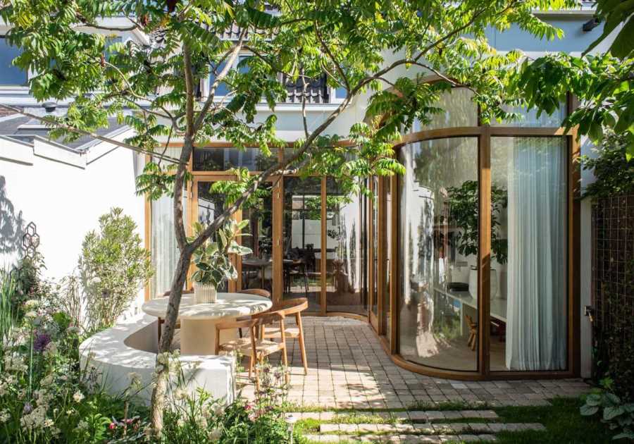 With a Wall of Curved Glass, This Boxy Utrecht Home Finally Found Its Flow